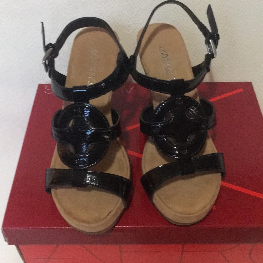 AEROSOLES BLK PATENT LEATHER WEDGE 7